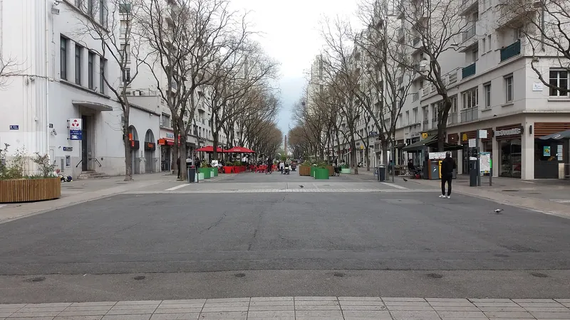 L'avenue Henri-Barbusse vue depuis l'hôtel de ville de Villeurbanne, bordée d'immeubles en gradins