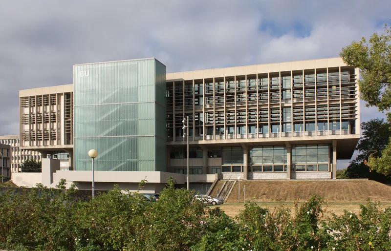 Bâtiment de la bibliothèque des sciences sur le campus de la Doua à Villeurbanne