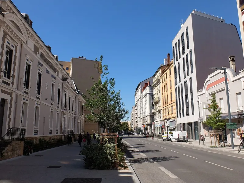 Le cours Emile-Zola a hauteur de Republique, trottoir elargi plante d'arbres et facade du cinema