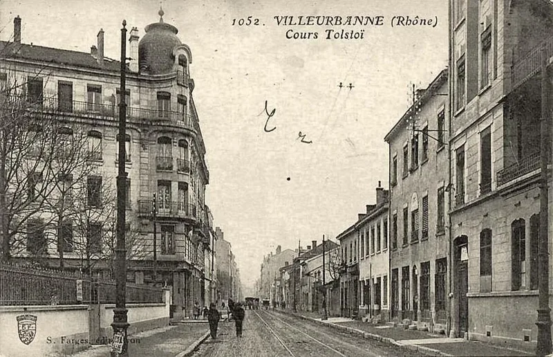 Carte postale de 1916 montrant le cours Tolstoi avec ses rails de tramway et ses immeubles