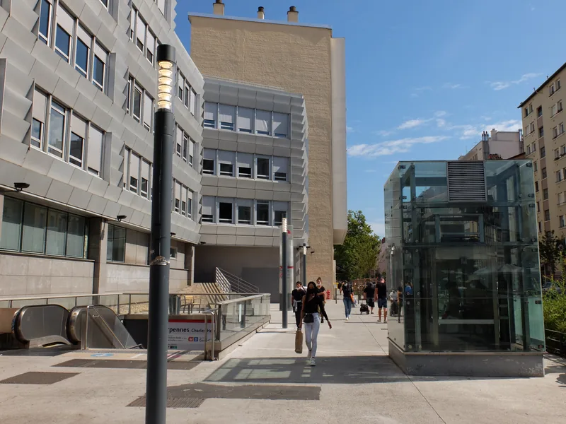Entrée de la station Charpennes - Charles Hernu sur le cours Émile-Zola, avec son escalator et son ascenseur vitré