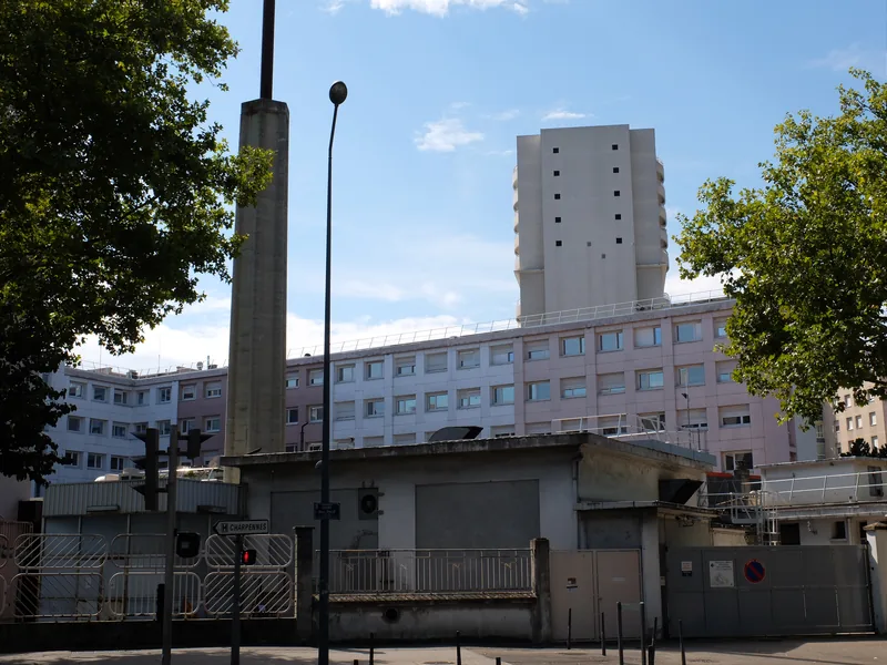 L'hôpital des Charpennes à Villeurbanne, ses bâtiments bas et sa tour, vus depuis le cours André-Philip