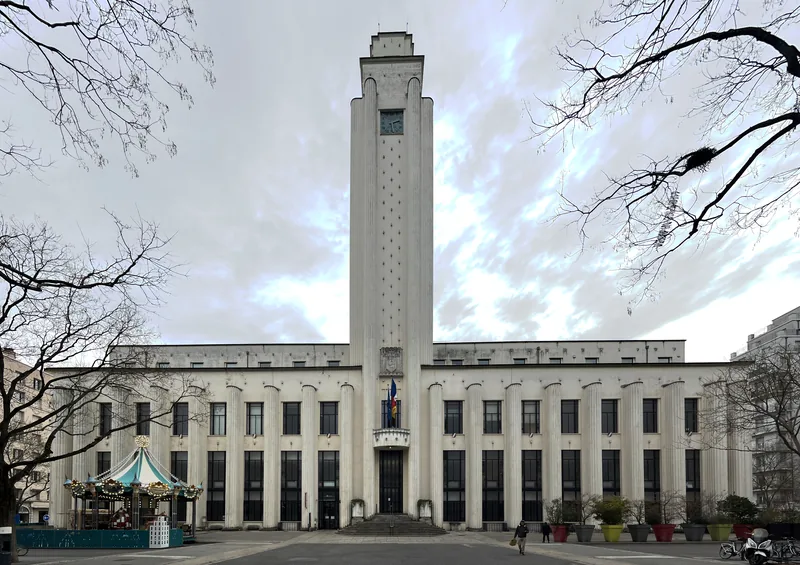 L'hôtel de ville de Villeurbanne et son beffroi Art déco, vus de la place Lazare-Goujon