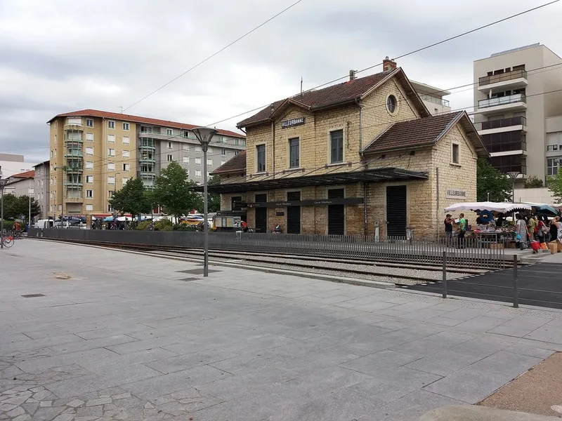 Etals de marche a cote de l'ancienne gare de Villeurbanne, batiment en pierre au toit de tuiles