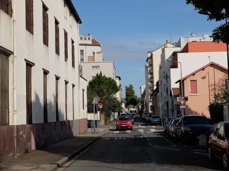 Rue Édouard-Vaillant à Villeurbanne, avec ses anciens ateliers, ses maisons et ses petits immeubles