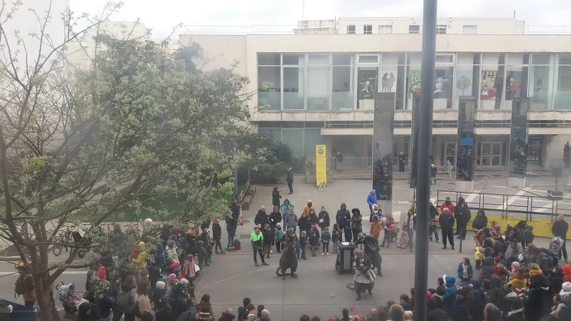 Spectacle de rue devant la Maison du livre, de l'image et du son, cours Émile-Zola à Villeurbanne