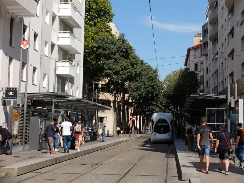 La station de tramway Charpennes desservie par les lignes T1 et T4 à Villeurbanne