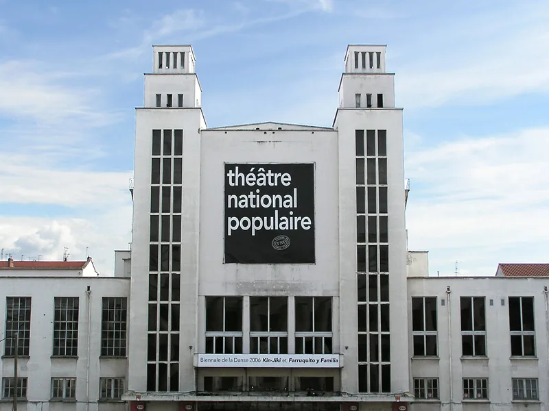 Façade Art déco du Théâtre National Populaire, place Lazare-Goujon à Villeurbanne