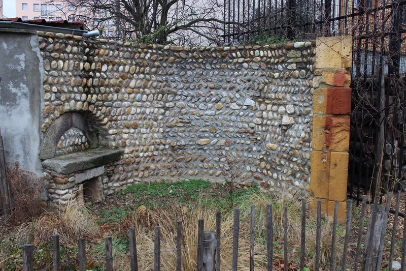 Mur en cailloux roulés et bouche voûtée d'un ancien four à pain, vestiges du Château-Gaillard de Villeurbanne